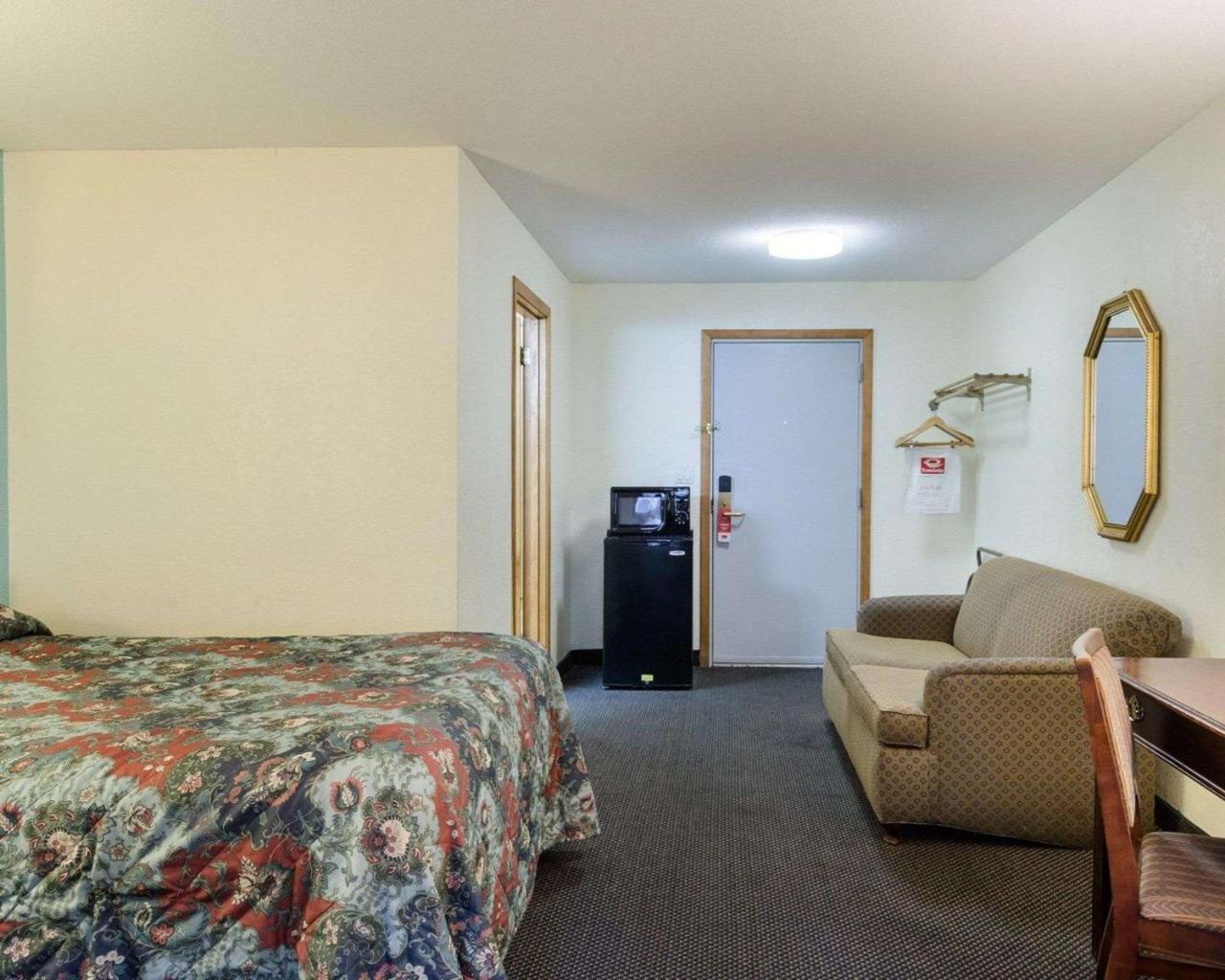 Red Roof Inn Sutton 외부 사진